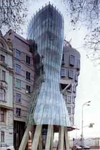 Pritisnuti za uveanje. "Ginger i Fred", Prag, autori Vladimir Milunic i Frank O. Gehrya, 1996.